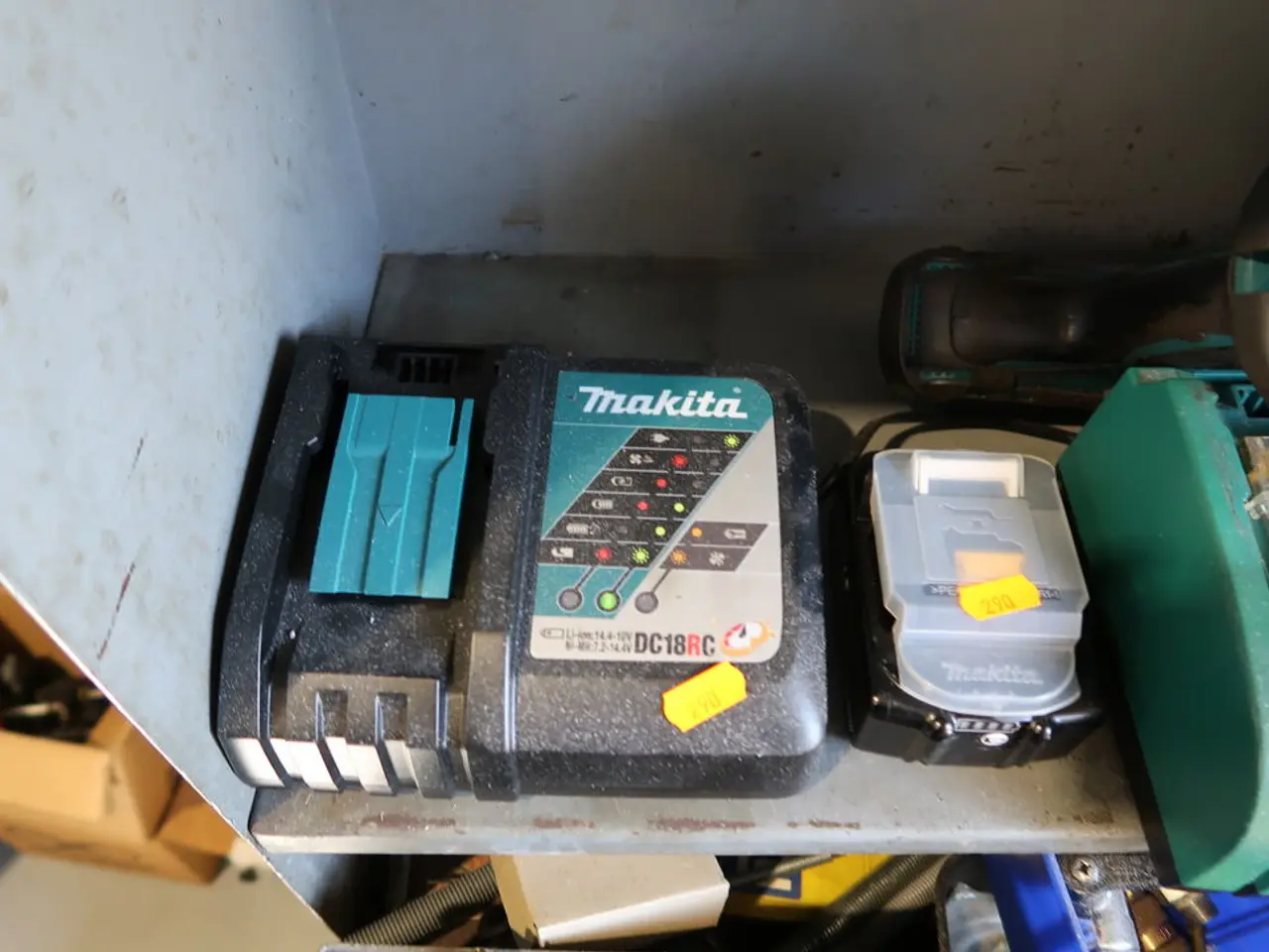 Billede 2 - Akku bore/skruemaskine MAKITA med batteri og 2 stk. ladere