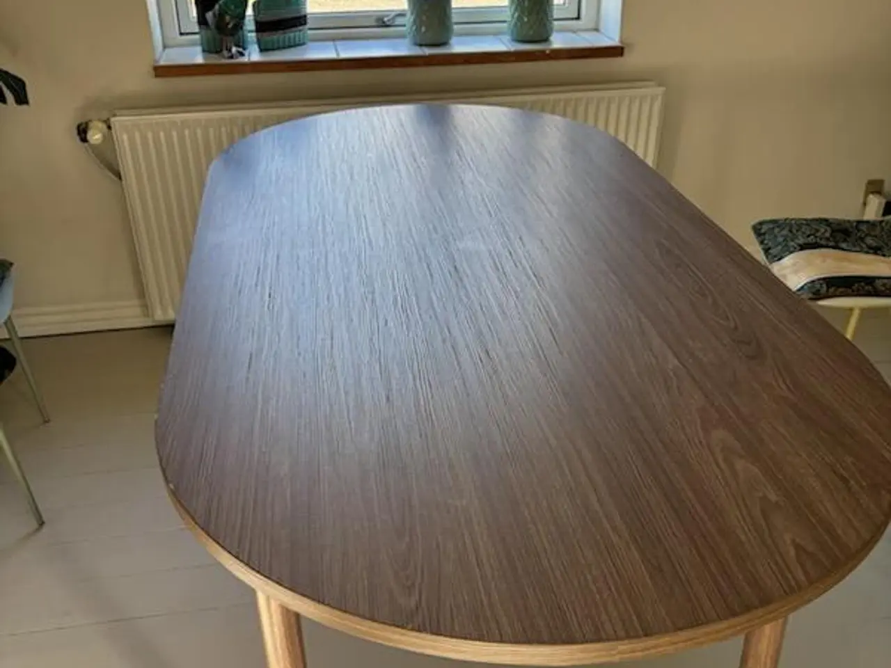 Billede 1 - Spisebord i laminat med metalstel