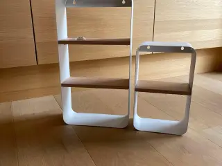 To væghængte hylder