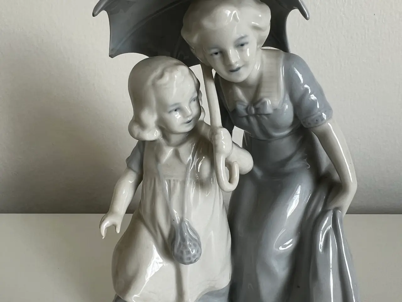 Billede 1 - Figur i porcelæn - Mor og datter m/paraply