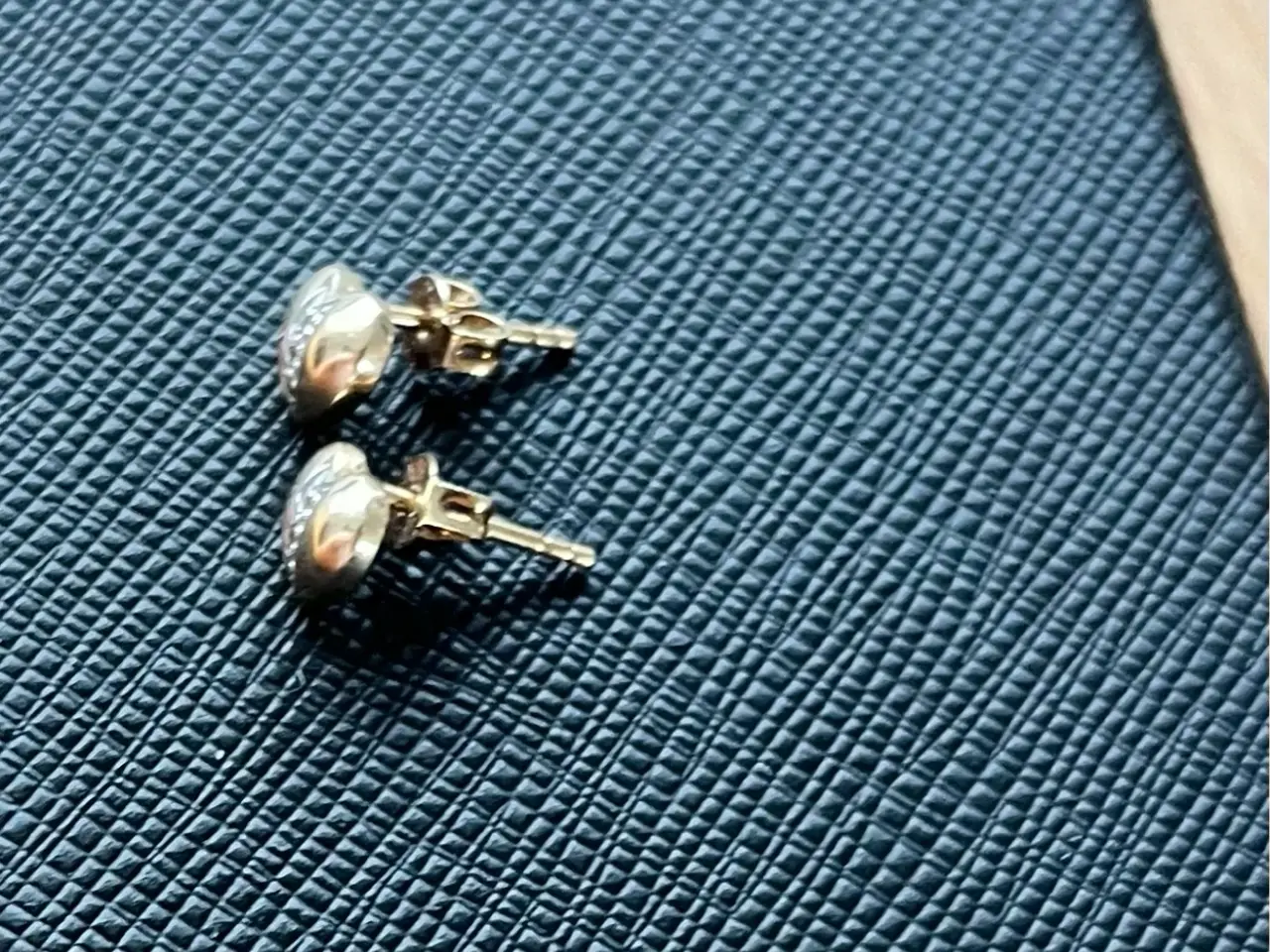 Billede 8 - Hjerteformet øreringe i 14kt med små diamanter