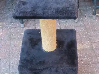 Klatremiljø til kat, med kradsetræ og hule i sort