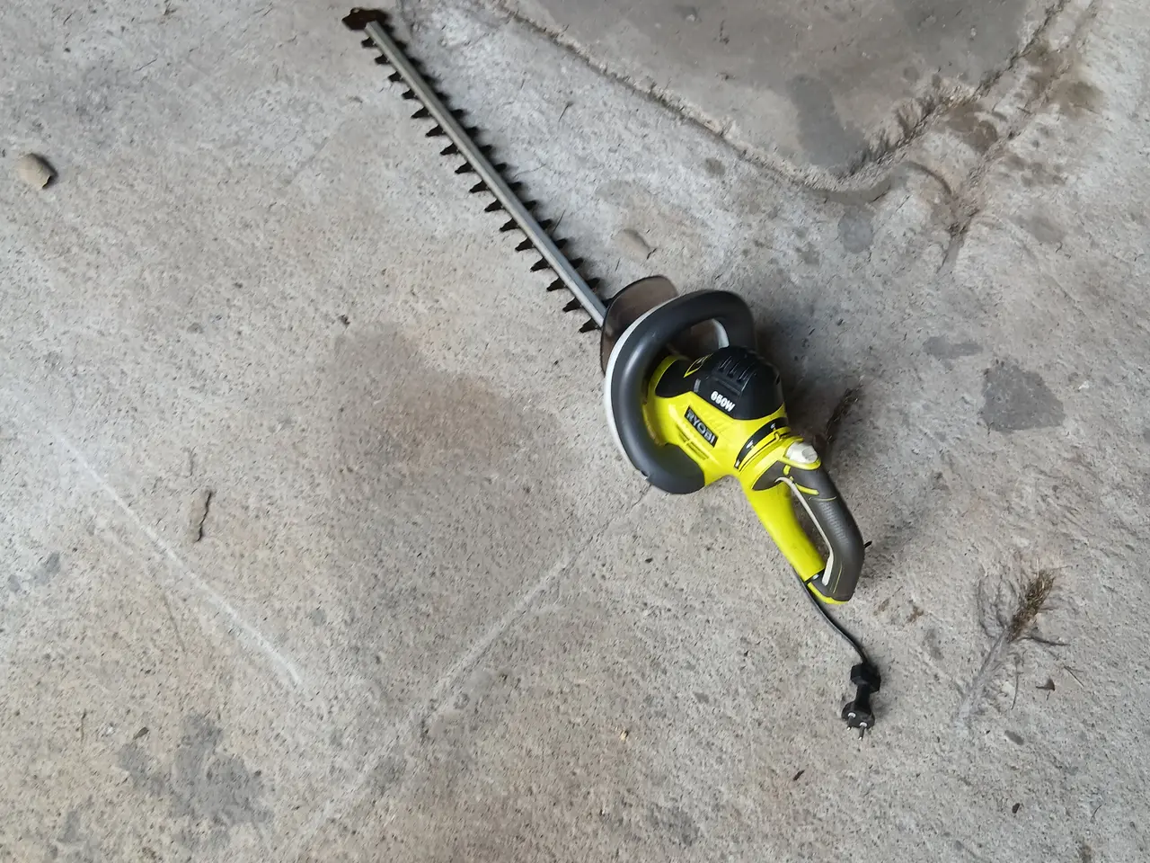 Billede 2 - Kraftig Ryobi 650W elektrisk hækkeklip