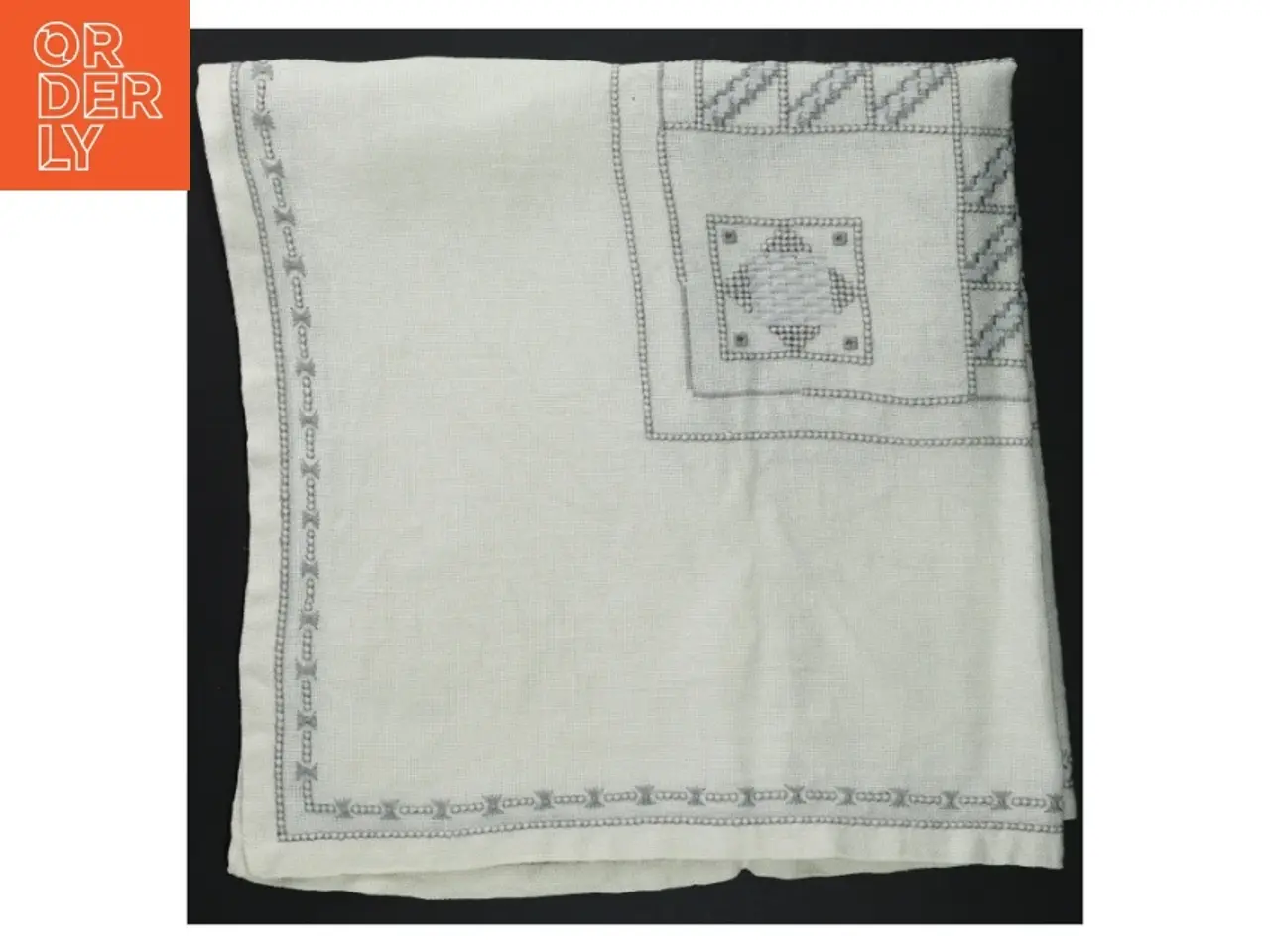 Billede 1 - Broderet hvid dug (str. 60 x 60 cm)
