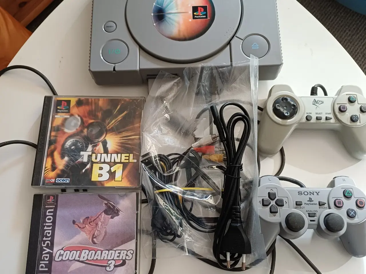 Billede 1 - Ps 1 konsol med controlere og 2 spil