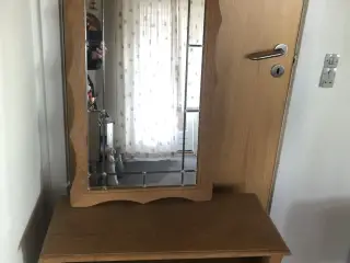 Spejl og lille bord afsyret eg