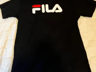 T-shirt fra Fila.