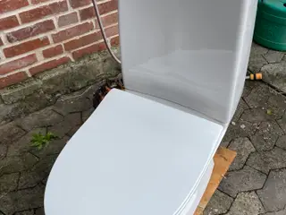 Ifö gulvstående toilet med dobbeltskyl