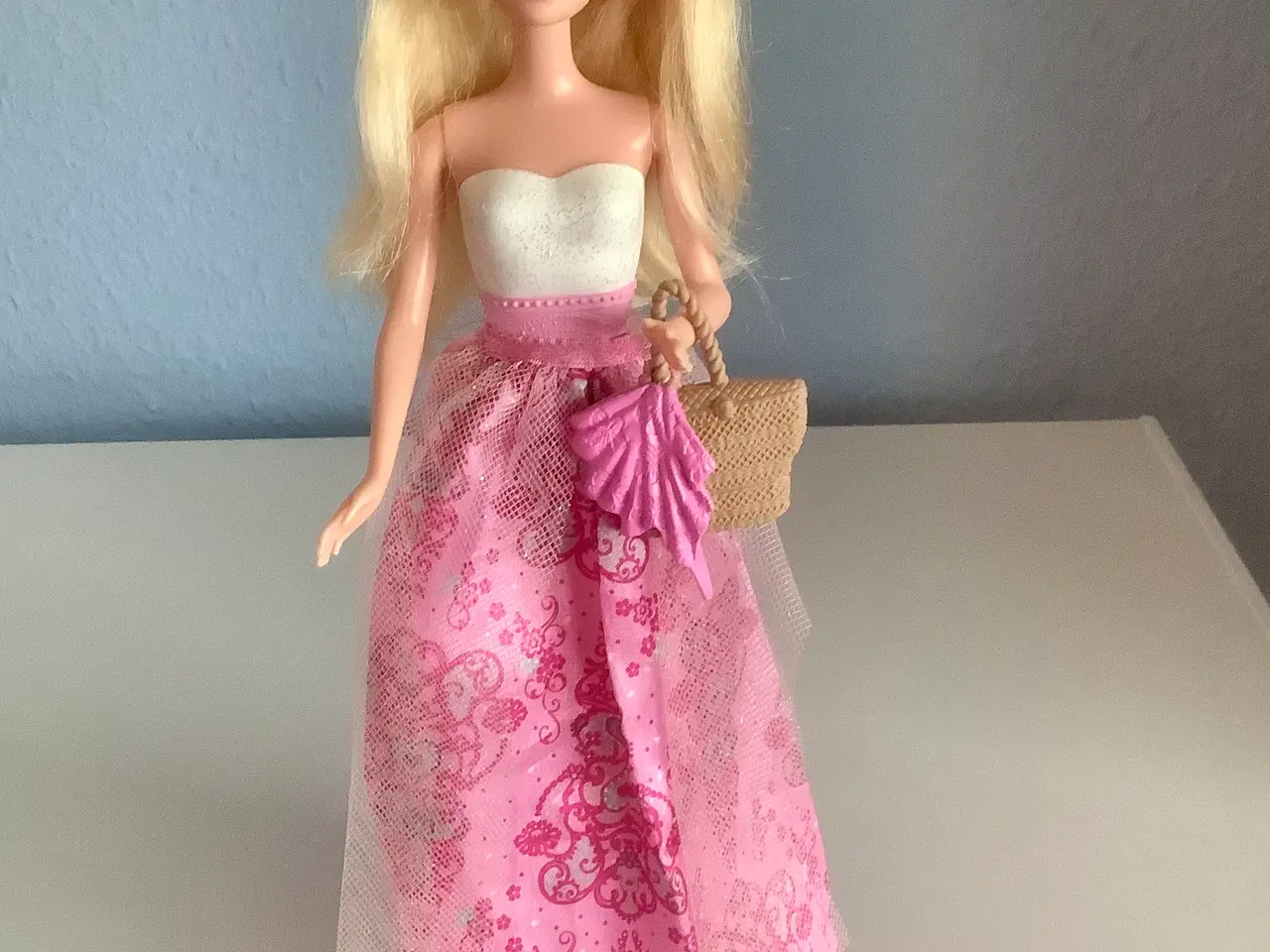 Billede 2 - Barbie med tøj og tasker m.m.