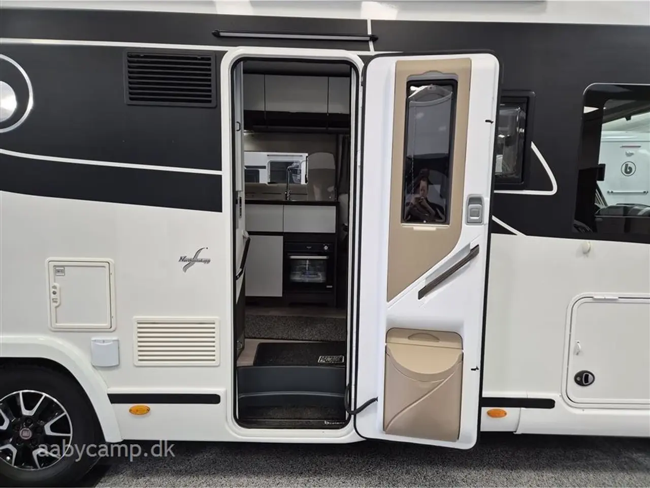 Billede 5 - 2020 - Benimar Amphitryon 997   NK-pakke. automatgear. solceller. ovn. lædersæder. queensbed.