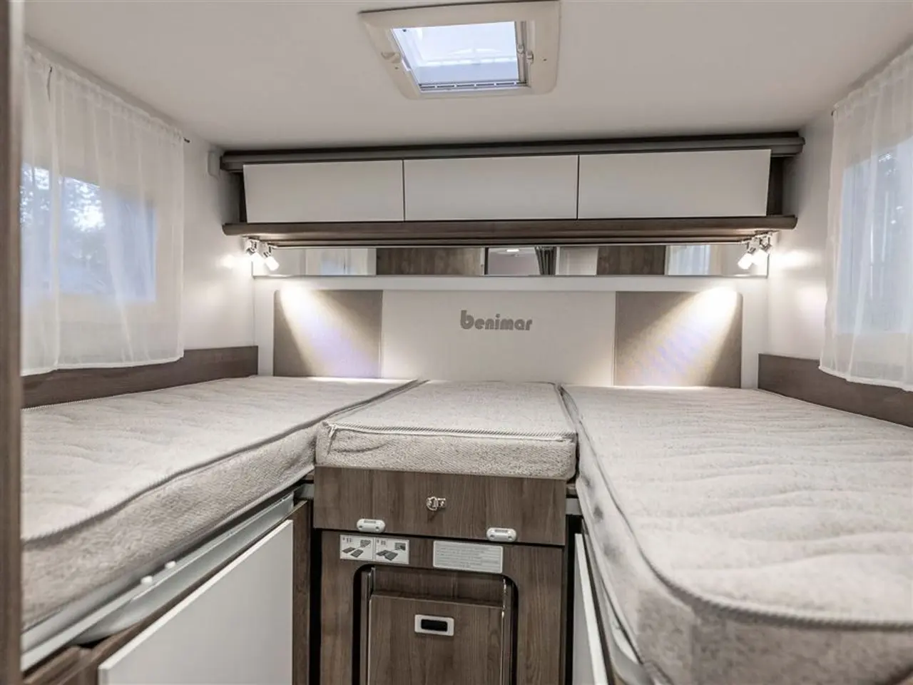 Billede 5 - 2027 - Benimar Sport 363 UP Automat gear - Dieselfyr - 12V kompressor køl - 200W solcelle