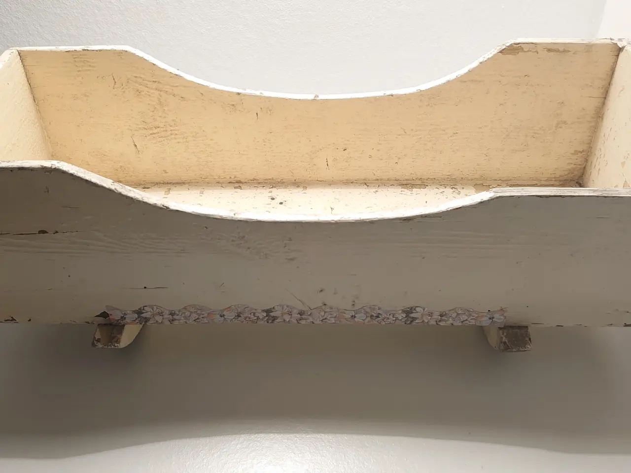 Billede 3 - Gammel patineret dukkevugge. L 50,5cm.