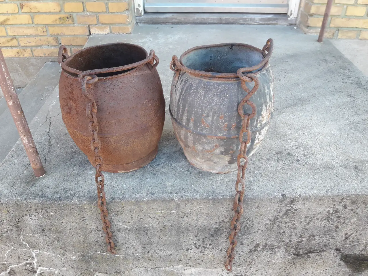 Billede 1 - 2 vand spande til brønd ca år 1875