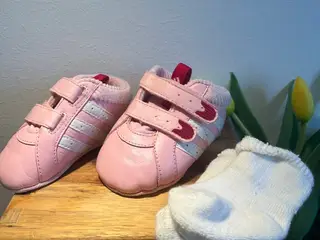 Søde lyserøde Adidas babysko m. strømper – Str. 17