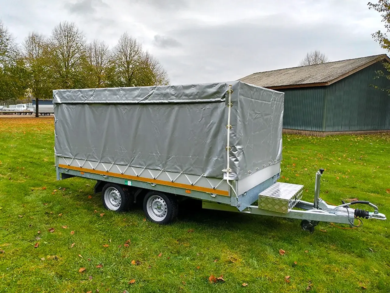 Billede 1 - Høj presenning m. gardinsider til Eduard 3318 trailer