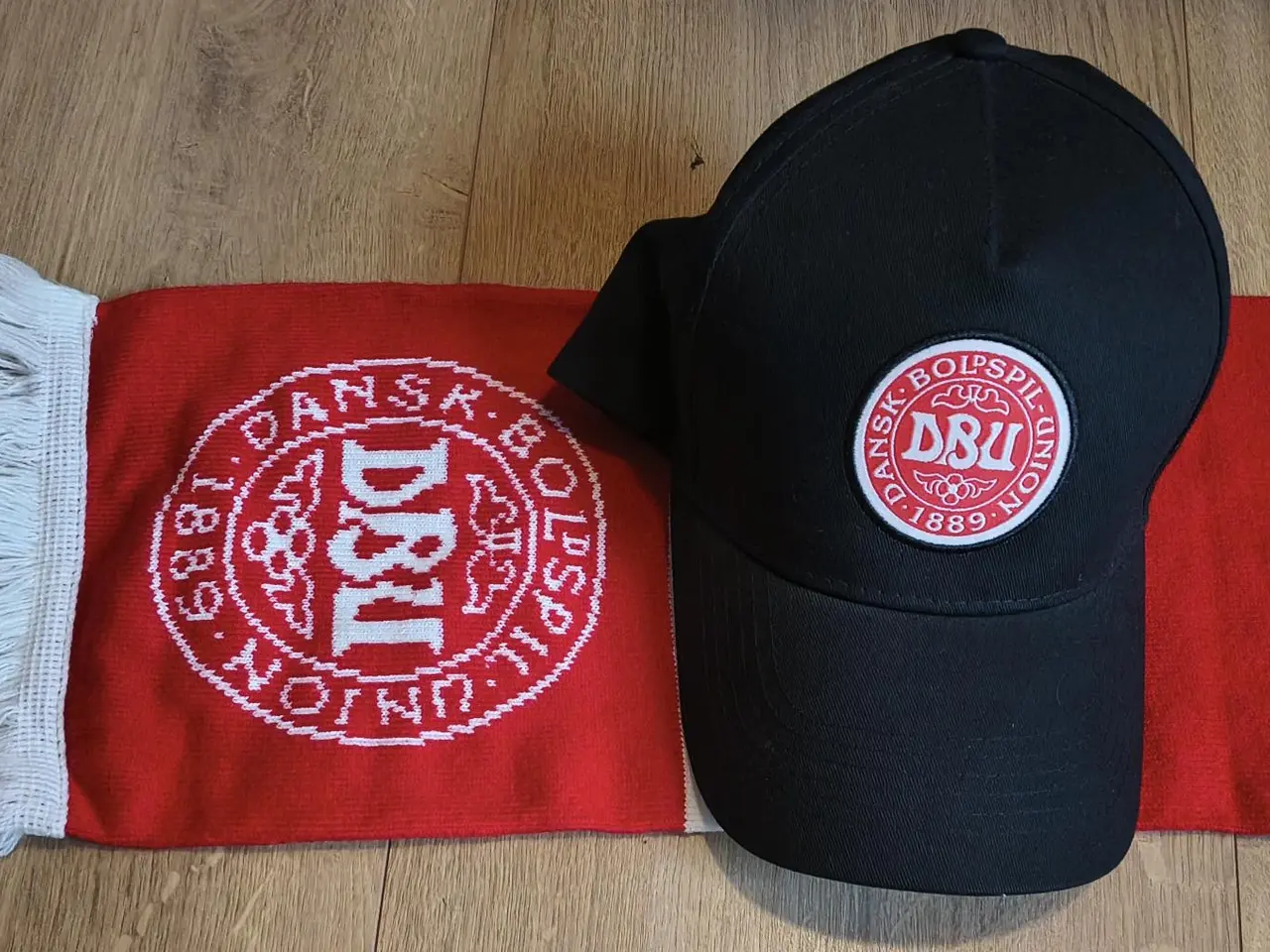 Billede 1 - NYT DANMARK/DBU SÆT, HALSTØRKLÆDE OG CAP
