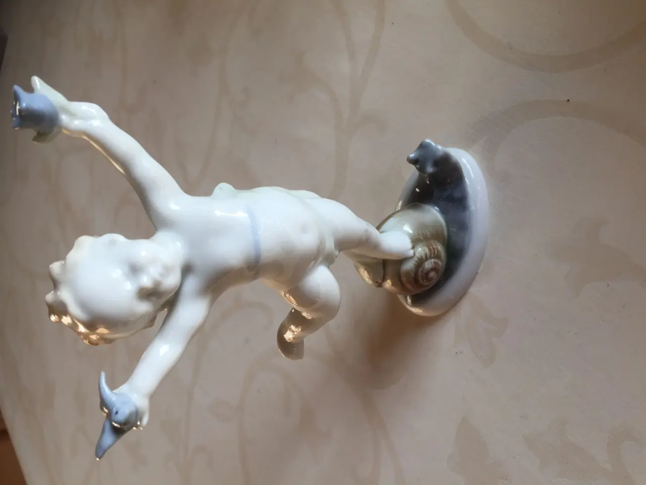 Billede 1 - Porcelænsfigur, dreng med blomst og fugl