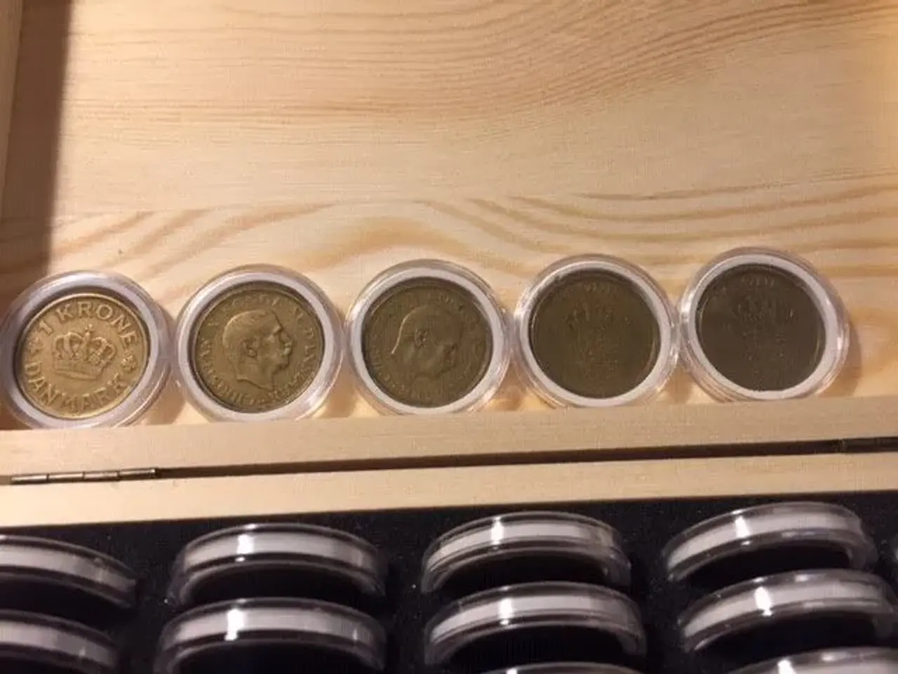 Billede 1 - 50 gule 1 kroner i flot træ æske.