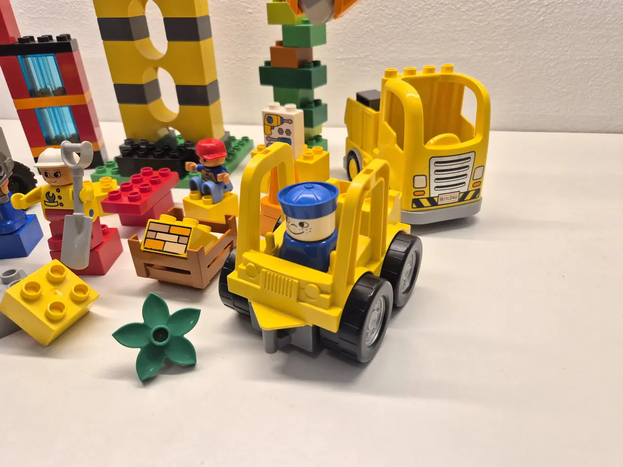 Billede 2 - Duplo Byggeplads, Lastbiler, Kran samt forskellige