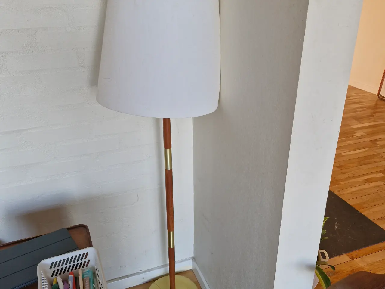 Billede 1 - Standerlampe I teaktræ/messing/"guld"