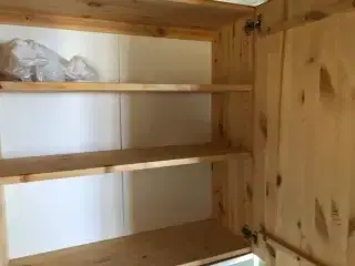 Flot fyrtræsskab