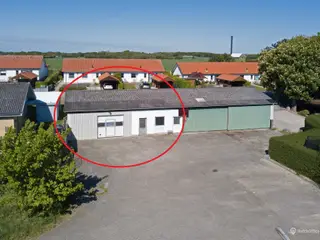 Centralt placeret lager med portadgang og nem tilkørsel