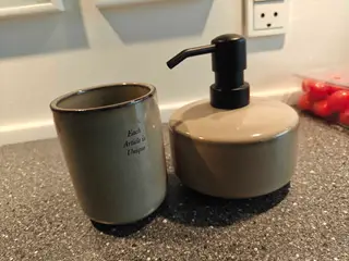 Sæbedispenser og tandkrus