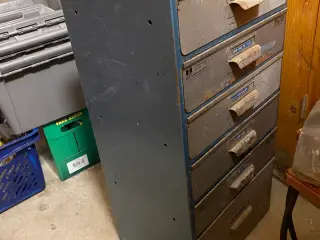 Skuffemøbel i metal