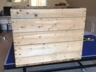 Afsyret Hø kasse sælges.