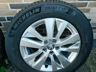 Originale Peugeot alufælge med vinterdæk