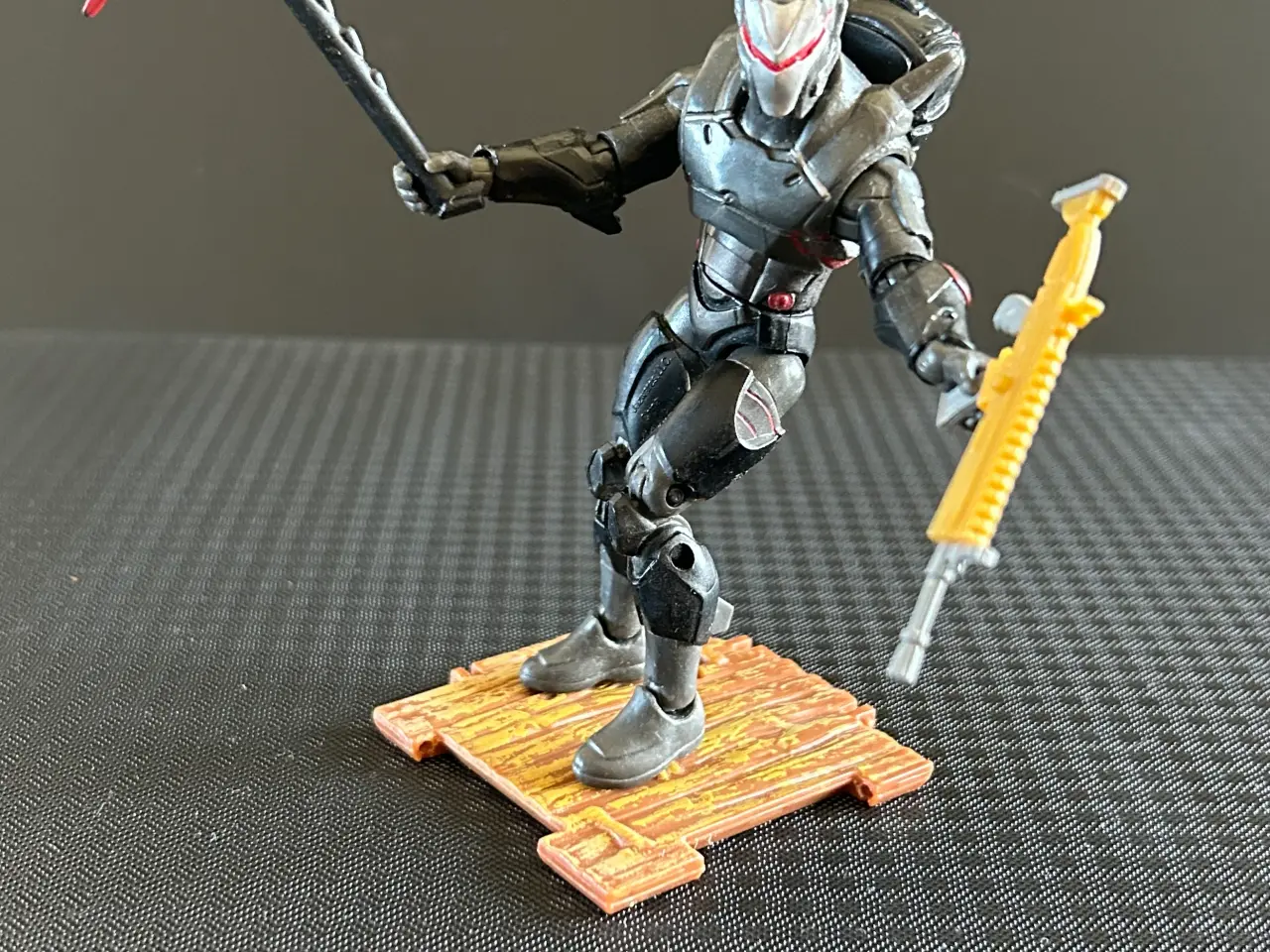 Billede 3 - 5 Fortnite figurer, 1 kiste, våben og byggeplader