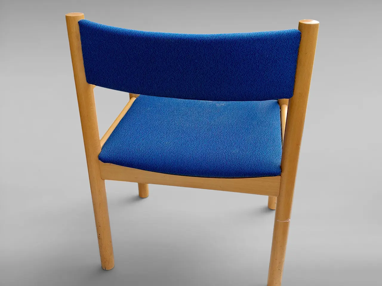 Billede 3 - Farverig retro-armstol i bøg med blå polstring