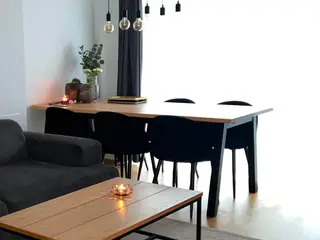 Flot spisebord med 6 velourstole – komplet sæt