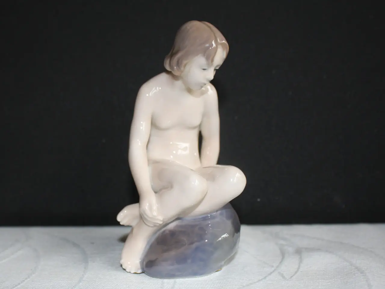 Billede 3 - Pige på sten, figur fra Royal Copenhagen
