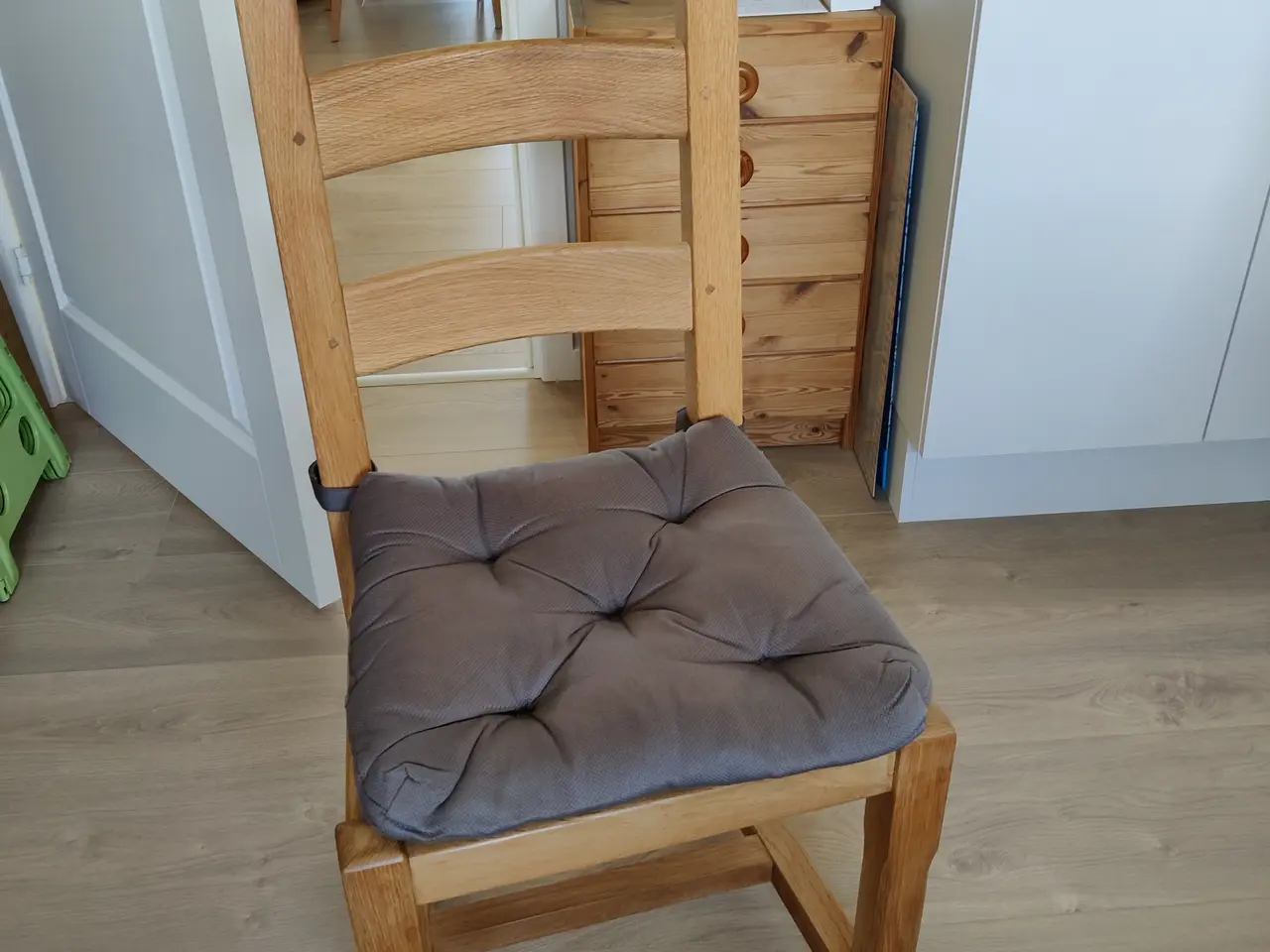 Billede 3 - Spisebord med 6 stole i massivt egetræ