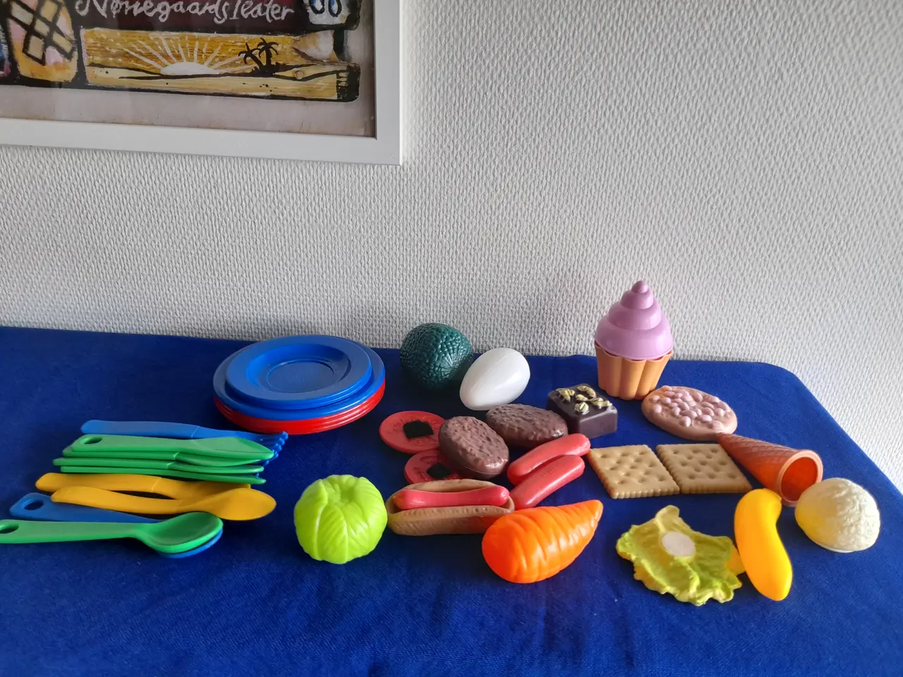 Billede 1 - Legemad, bestik og tallerkner.