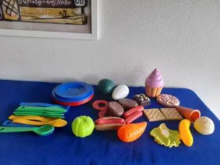 Legemad, bestik og tallerkner.