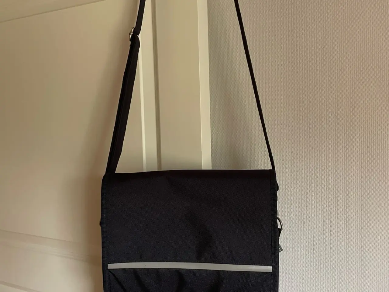 Billede 1 - Skuldertaske med mange rum.