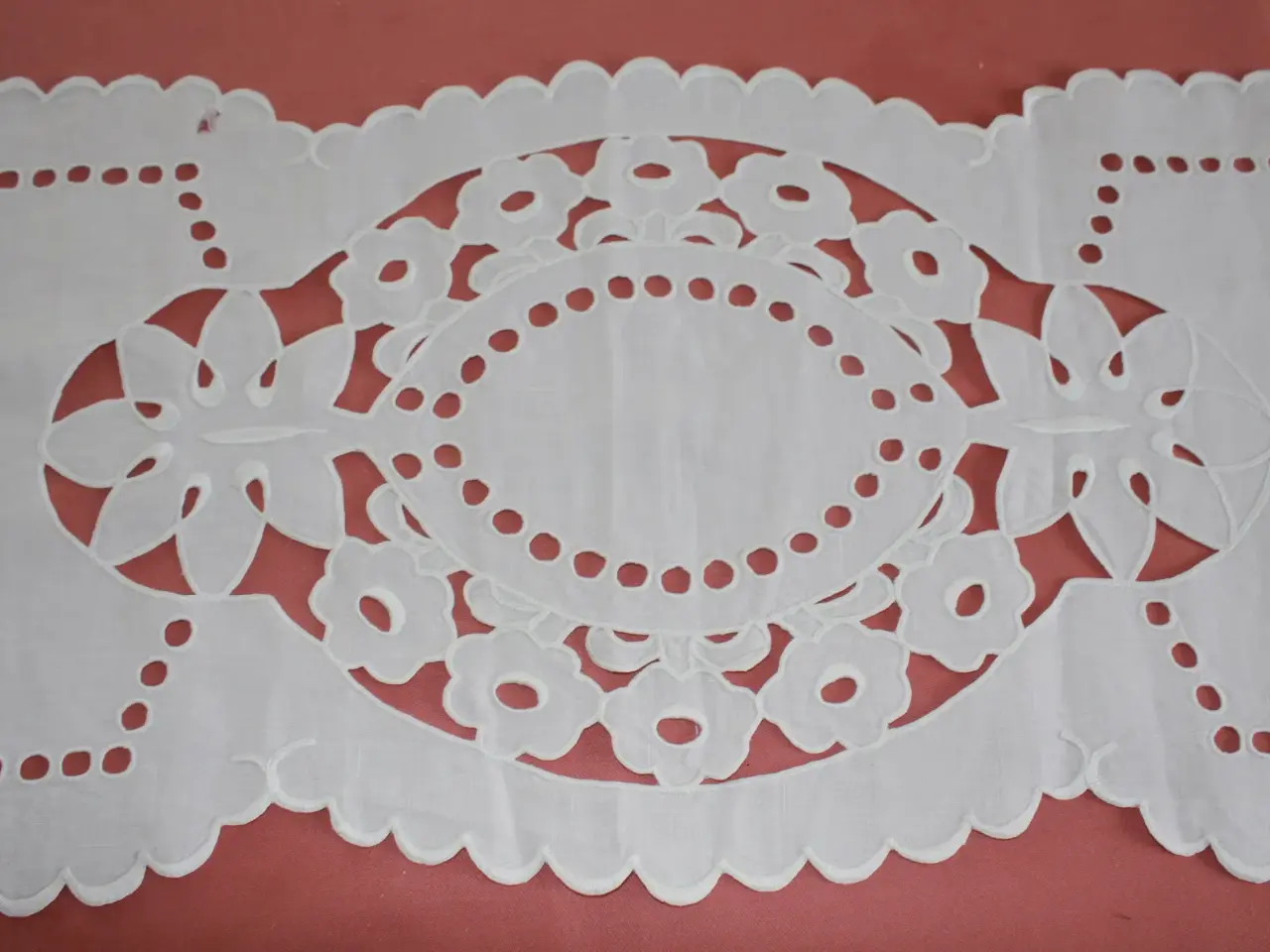 Billede 5 - Broderet løber, 30 x 146 cm