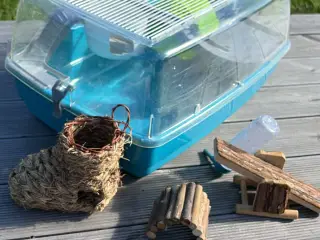 Hamsterbur i god stand med tilbehør