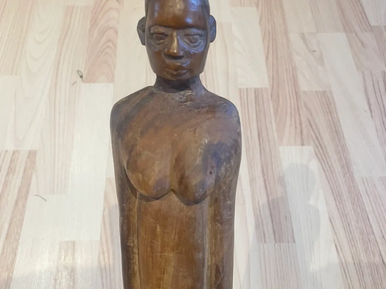Billede 17 - Africana bord-håndskåret stel med figurer, 19fotos