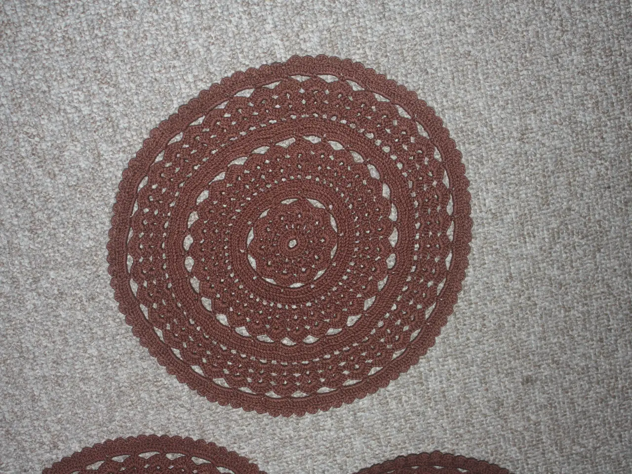 Billede 3 - Hæklede bomuld servietter diam. 27,5 cm - 28,5 cm