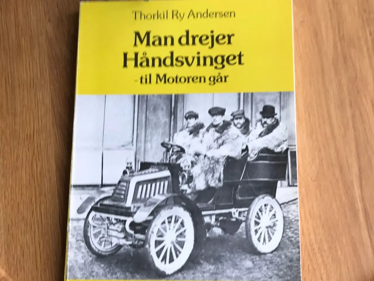 Billede 1 - Man drejer Håndsvinget - til Motoren går