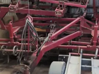Kongskilde 7 meter germinator med CROSKILL tromle bagerst. Velegnet til roer, spinat og andre speciel afgrøder.