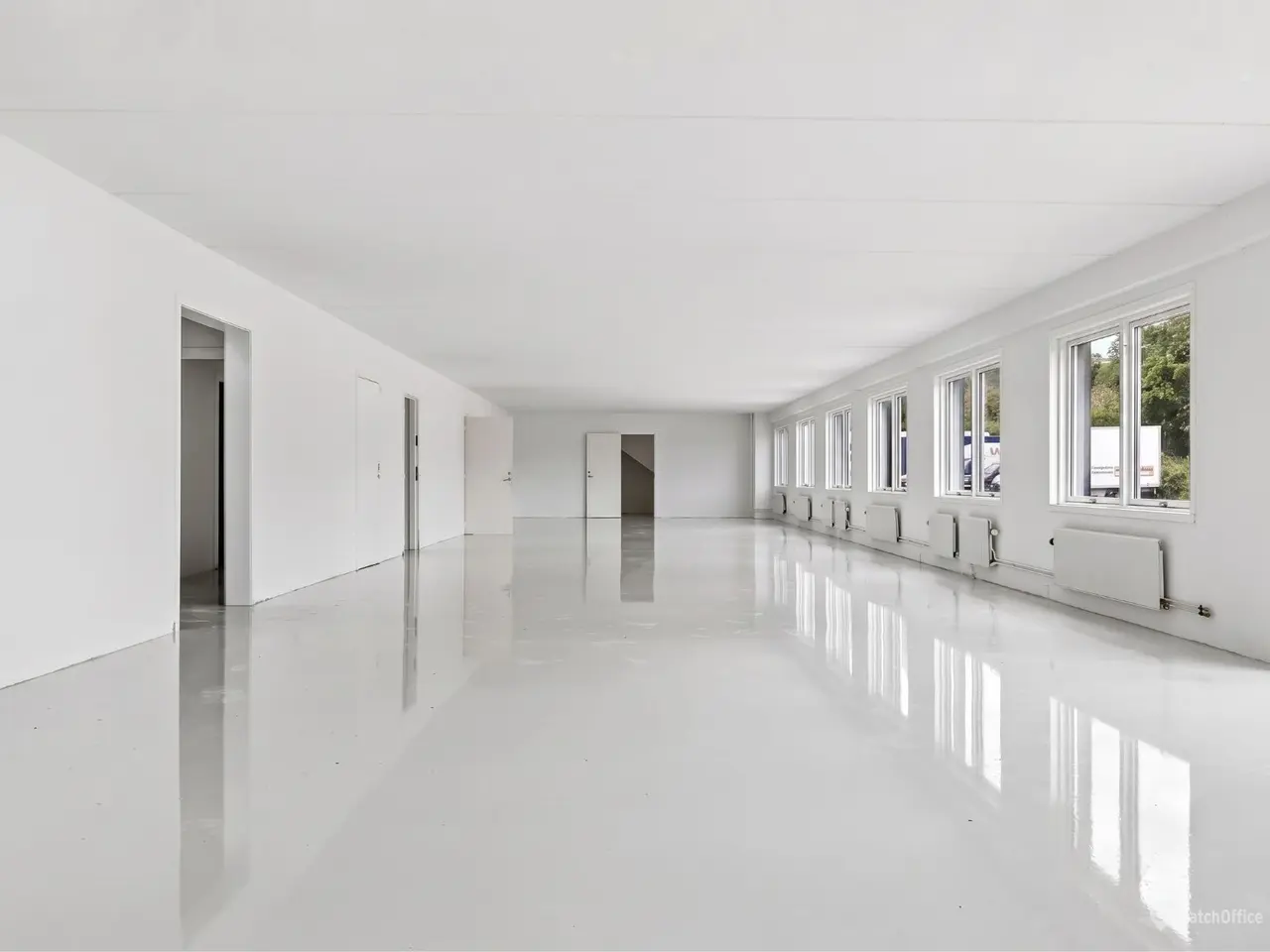 Billede 1 - 785 m² nyistandsat lager/showroom og kontor ud til trafikeret vej