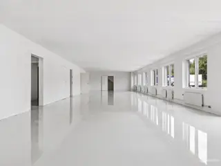 785 m² nyistandsat lager/showroom og kontor ud til trafikeret vej