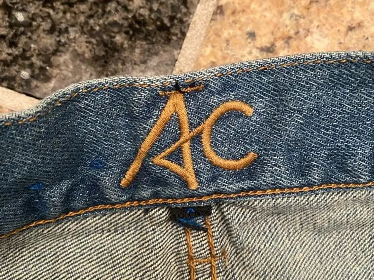 Billede 2 - AC denim shorts med trevler str m