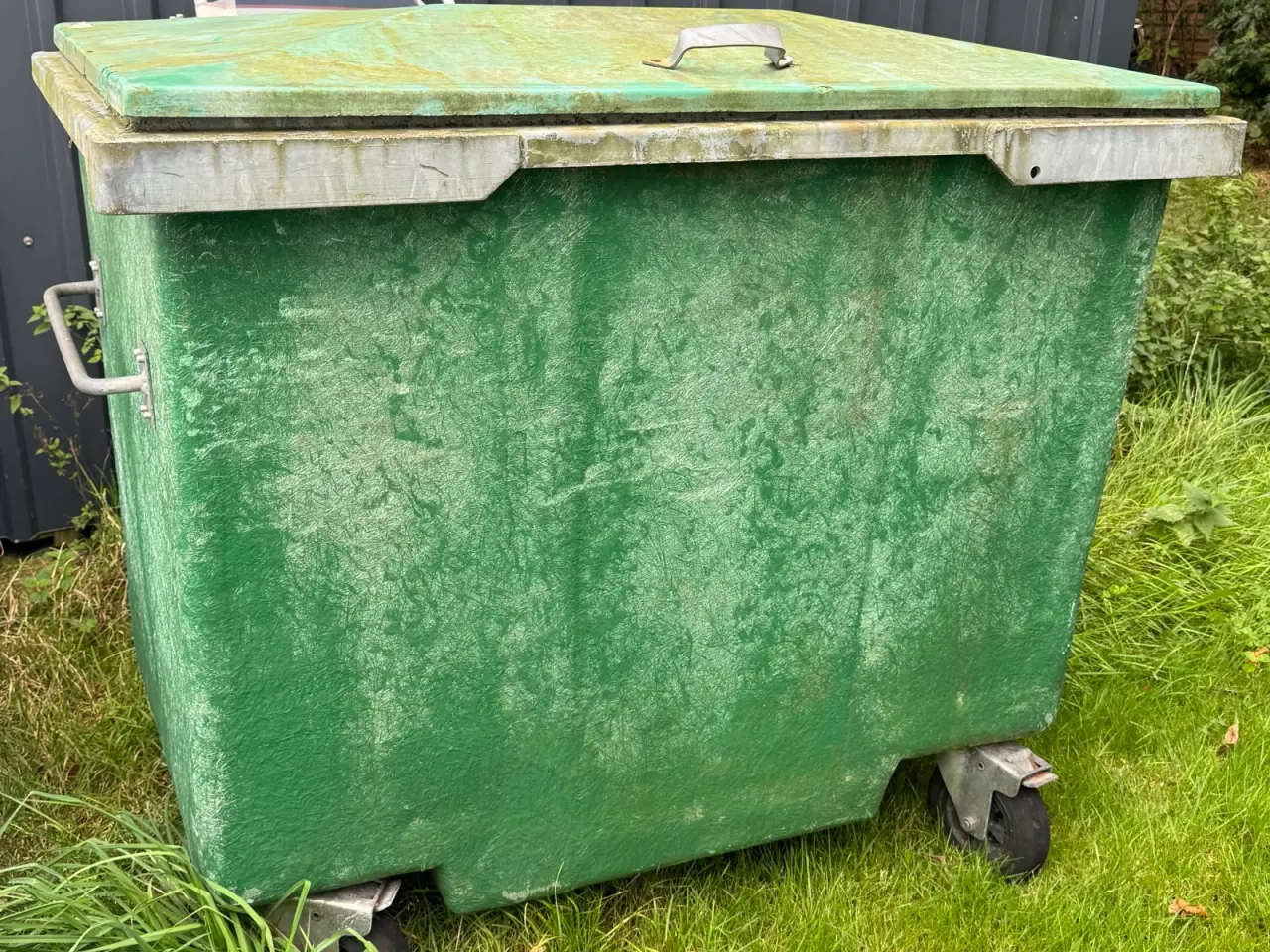 Billede 1 - Stor grøn Affaldscontainer 660 L pæn og ren som ny