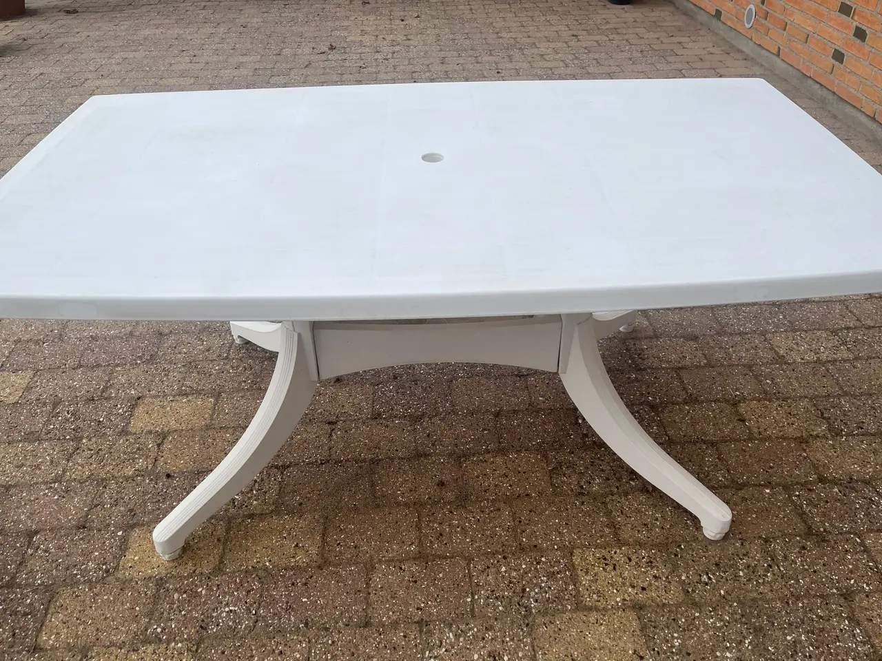 Billede 1 - Havebord med hul til parasol i midten