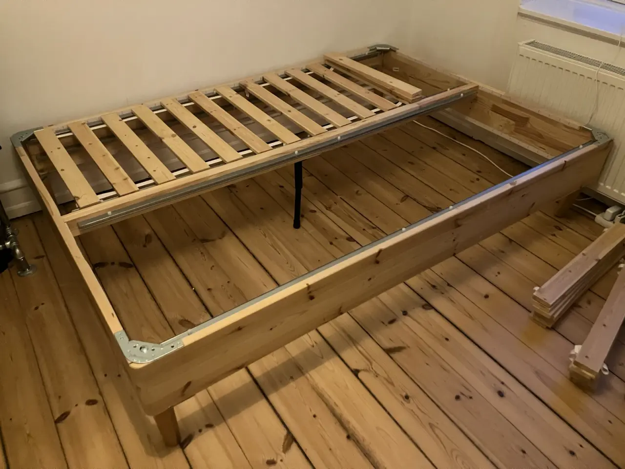 Billede 2 - Sengestel i træ fra Ikea